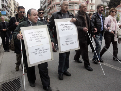 Ζητούν να ανοίξουμε τα μάτια μας…