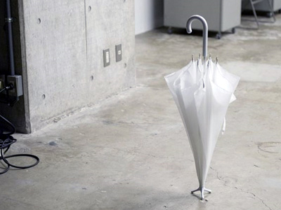 Τον χτύπησε… με ομπρέλα και τον λήστεψε