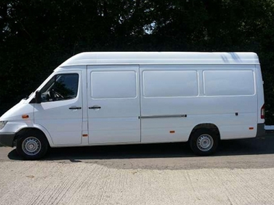 Πτώμα βρέθηκε κλειδωμένο σε VAN