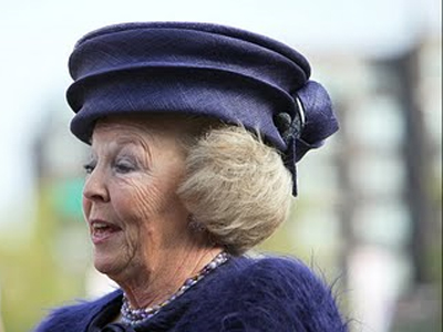 Η βασίλισσα Βεατρίκη συναντάται με τους πολιτικούς αρχηγούς