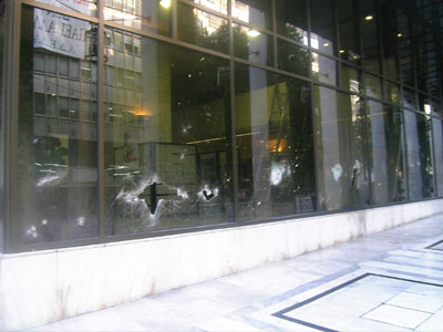 Πυροβόλησαν κατάστημα ενοικίασης αυτοκινήτων