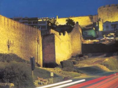 Κατεδαφίσεις κτιρίων για την ανάδειξη των βυζαντινών τειχών