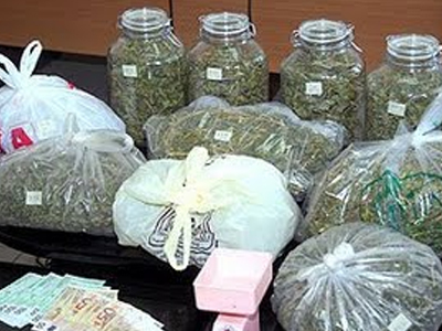 Πέταξαν την κάνναβη από το αυτοκίνητο