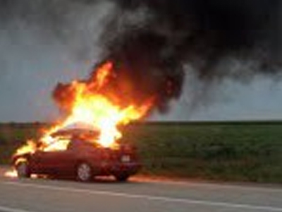 Καίγεται αυτοκίνητο στην εθνική οδό