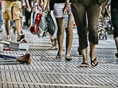 Τους άφηνε χωρίς πόδια για να ζητιανεύουν