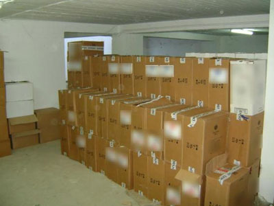 Τα τραπέζια και οι καρέκλες έκρυβαν τσιγάρα