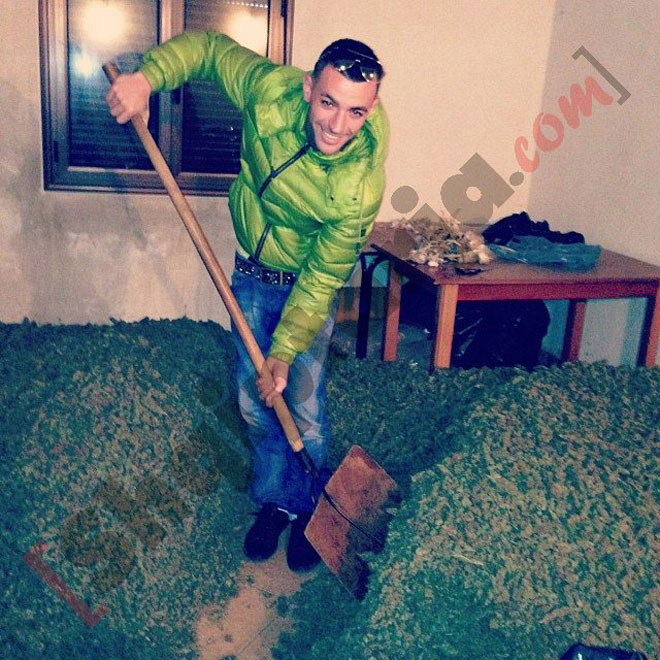 Κάτοικος του χωριού ποζάρει με υπερηφάνεια σε αποθήκη γεμάτη κάνναβη