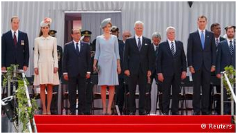  Ο γερμανός πρόεδρος Γκάουκ και ο γάλλος ομόλογός του μαζί με τους «γαλαζοαίματους» από το Βέλγιο, τη Μ. Βρετανία, την Ισπανία, την Ολλανδία και το Λουξεμβούργο