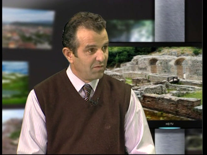 O πρόεδρος του Συλλόγου Αλβανών Δασκάλων στην Ελλάδα Artemis Duri