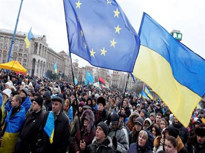 Ουκρανία: Διαδηλωτές προσπαθούν να αποκλείσουν το κοινοβούλιο