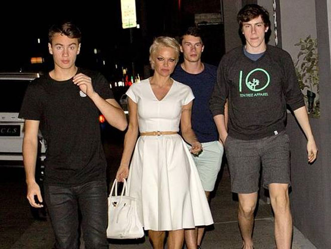  Η Παμ με τους δυο γιους της και φίλο τους σε βραδυνή έξοδό τους στην «Αυστραλία.