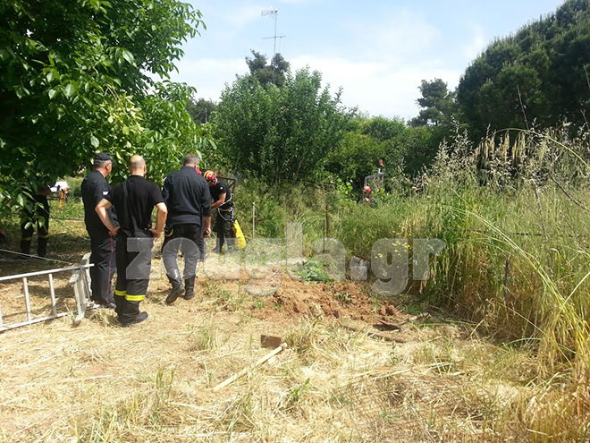 Άνδρες της ΕΜΑΚ πάνω από το πηγάδι