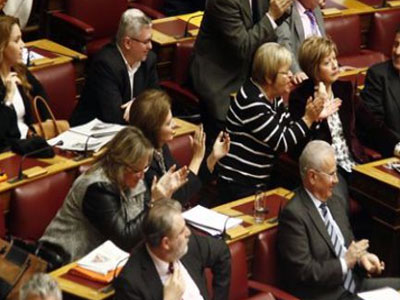 Βουλευτές των ΑΝΕΛ χειροκρότησαν τον Μπούκουρα Βουλευτές των ΑΝΕΛ χειροκρότησαν τον Μπούκουρα