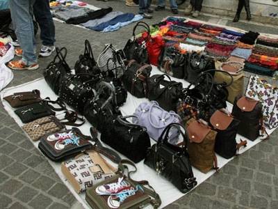 Λάρισα: Σύλληψη σενεγαλέζου για παρεμπόριο Λάρισα: Σύλληψη σενεγαλέζου για παρεμπόριο