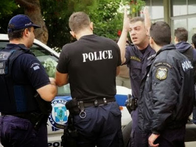 Μάχη αστυνομικών με ληστή στην Εγνατία Οδό Μάχη αστυνομικών με ληστή στην Εγνατία Οδό