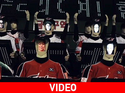 Οι οπαδοί στη Νότια Κορέα γίνονται… ρομποτάκια!