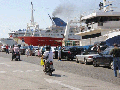 Φλεγόμενη λέμβος στο λιμάνι της Καβάλας