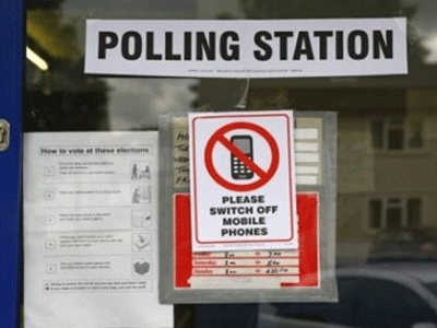 «Παρακαλώ μη βγάζετε selfies στα εκλογικά κέντρα»