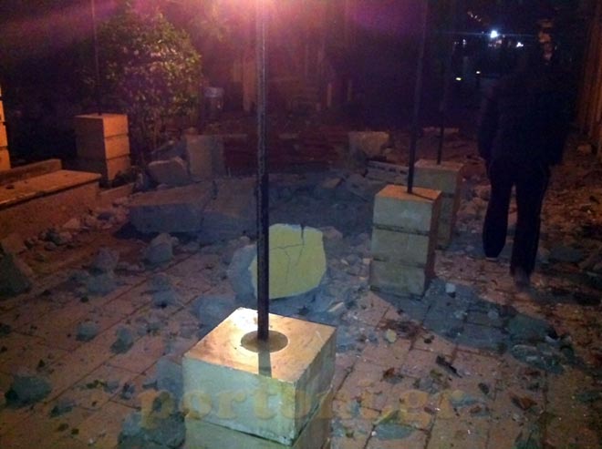 Συντρίμμια από τα σπίτια