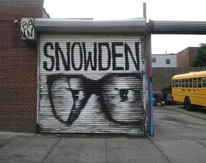 Γκράφιτι από δρόμο του Cheltenham, όχι μακριά από το αρχηγείο της βρετανικής αντικατασκοπίας της γνωστής ως GCHQ. 