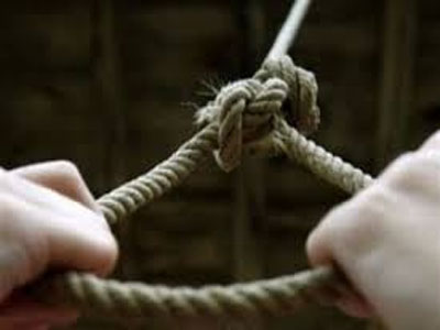 Απειλεί να κρεμαστεί αν δεν του πληρώσουν τα δεδουλευμένα του