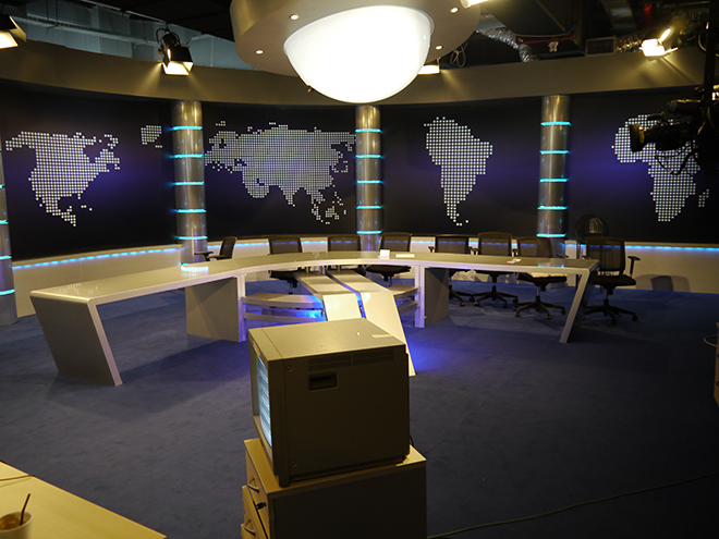 Το στούντιο της βραδιάς των αποτελεσμάτων με παρουσιαστή τον Μάκη Τριανταφυλλόπουλο