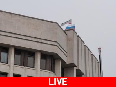 «Δυνάμεις αυτοάμυνας του ρωσόφωνου πληθυσμού» έχουν καταλάβει το κτήριο στην Κριμαία