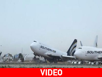 Ο άνεμος κατάφερε να ταρακουνήσει παρκαρισμένο αεροπλάνο