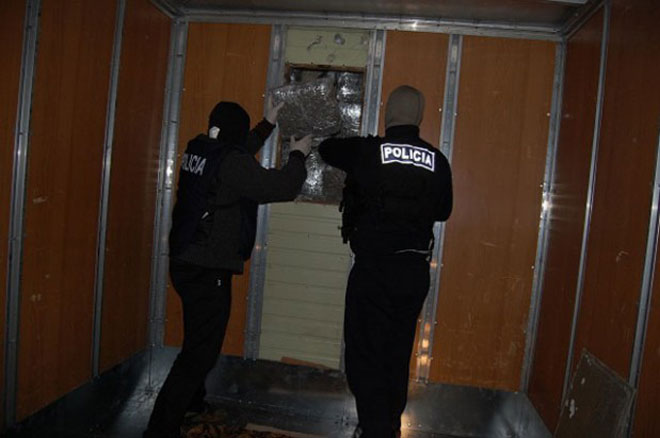 Αστυνομικοί εντόπισαν ναρκωτικά σε κρύπτη φορτηγού