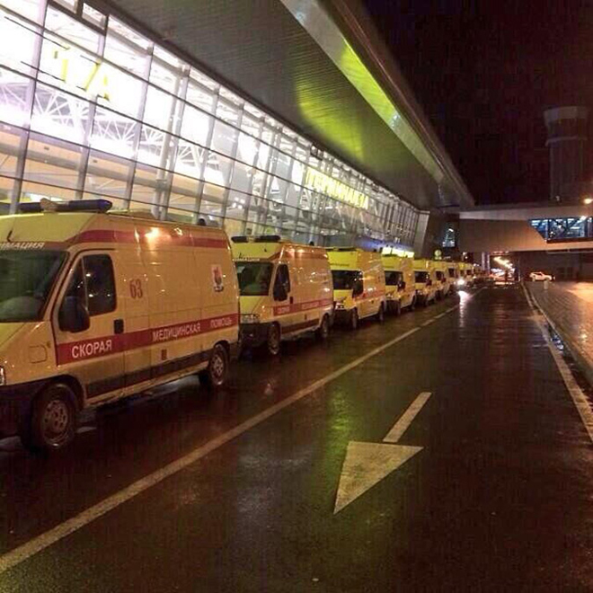 Δεκάδες ασθενοφόρα στο αεροδρόμιο