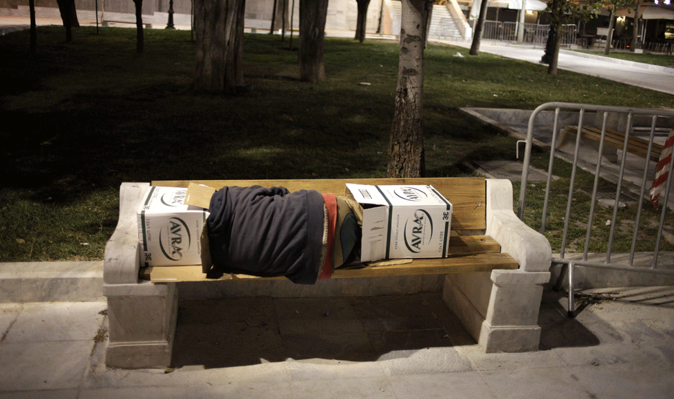 Ο άντρας που κοιμάται κουλουριασμένος μέσα σε δυο κούτες