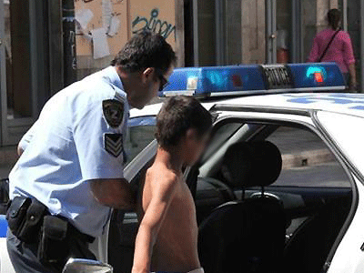 Χειροπέδες σε εννιάχρονο διαρρήκτη