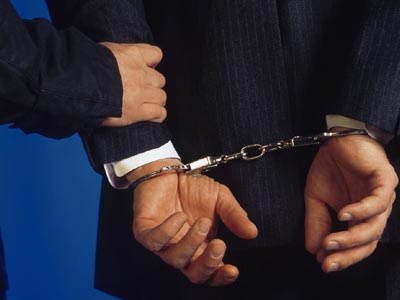 Χειροπέδες σε εκπρόσωπο ΜΚΟ για χρέη στο δημόσιο