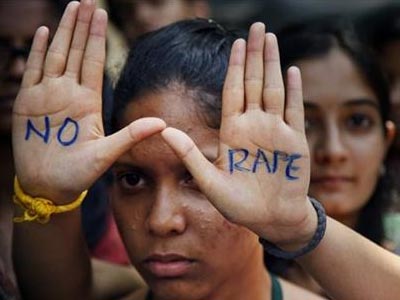 Βίασαν ομαδικά και κρέμασαν δύο ανήλικα κορίτσια