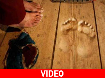 Προσεύχεται τόσο πολύ που τα πόδια του άφησαν μόνιμο αποτύπωμα στο πάτωμα