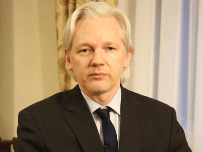 Τώρα και… μοντέλο ο Τζούλιαν Άσανζ