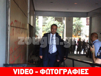 Στο ΥΠΟΙΚ ο Χ. Σταϊκούρας εν μέσω αποδοκιμασιών