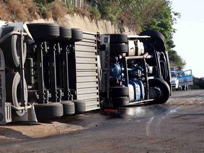 Κρήτη: «Δίπλωσε» νταλίκα και γέμισε τον δρόμο με… τομάτες