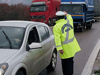 Καραμπόλα φορτηγού με τρία αυτοκίνητα στην Πατρών-Κορίνθου