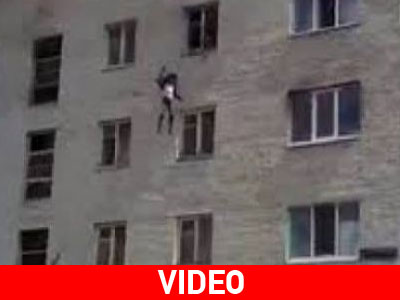 Πέταξε τα παιδιά της από τον 4ο όροφο για να σωθούν από την φωτιά