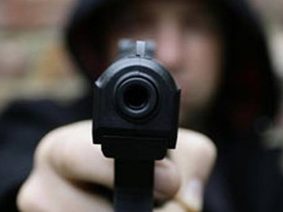 Μπούκαραν με τα όπλα τη νύχτα σε σπίτι