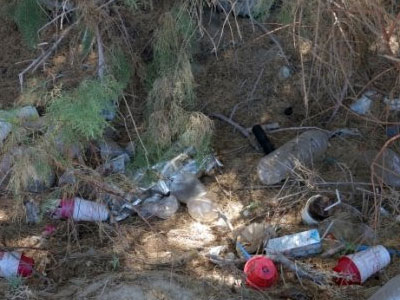 Σε σκουπιδότοπο μετέτρεψαν παραλία στην Κρήτη λουόμενοι