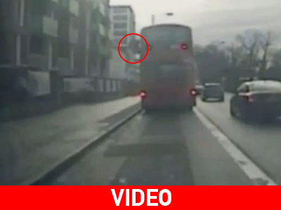 Πετούν από το παράθυρο διώροφου λεωφορείου επιβάτη