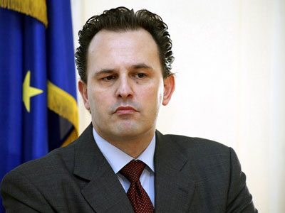 Δρούτσας: Ο Βενιζέλος παρακαλάει για ψήφους