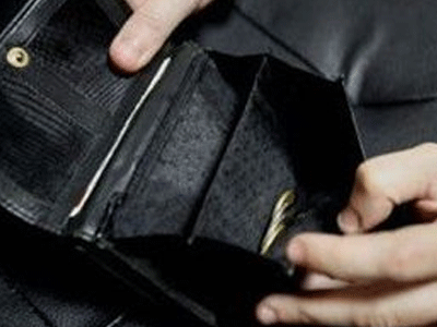 Χτύπησαν ηλικιωμένο για ένα πορτοφόλι