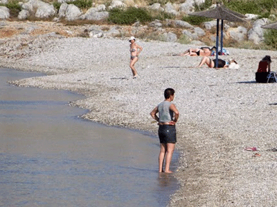 Βρήκε καραμπίνα στην θάλασσα