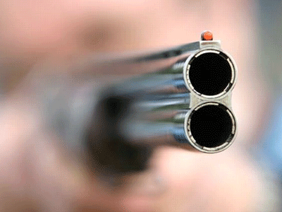 Πυροβολούσε ασκόπως και… «χτύπησε» τον γείτονα