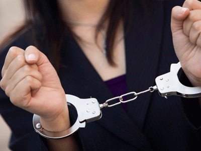 Προσποιούνταν την τραπεζική υπάλληληλο κι εξαπατούσε ηλικιωμένες