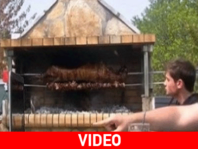 Έλληνες φοιτητές ψήνουν αρνί κουνώντας απλά… το δάχτυλο τους