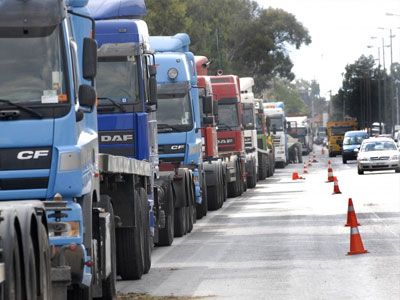 Οι αυτοκινητιστές φορτηγών απειλούν με κινητοποιήσεις